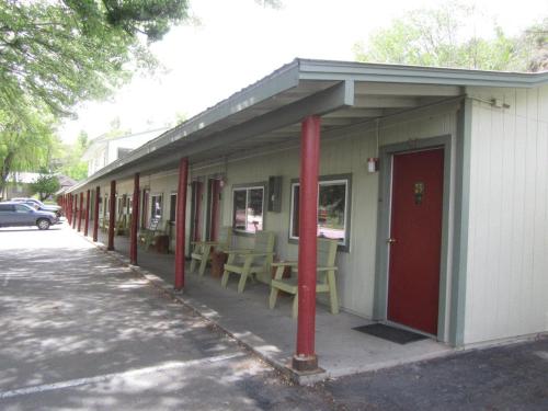 ein Gebäude mit einer roten Stange davor in der Unterkunft Wapiti Lodge in Durango