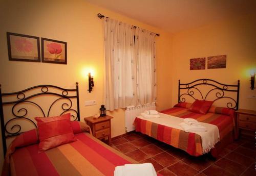 um quarto com 2 camas e uma janela em Casa rural Molino Pataslargas em Cotillas