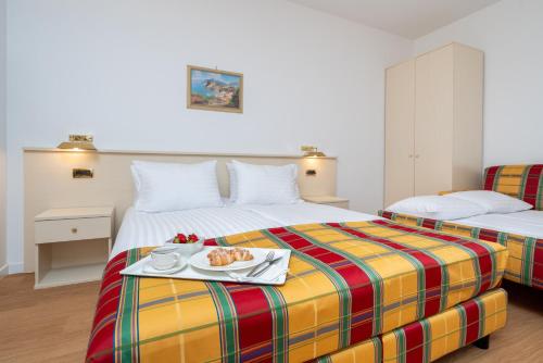 Habitación de hotel con 2 camas y bandeja de comida en Villa Królewiec - 1,5km od Energylandii en Zator