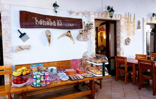 诺瓦利娅Villa Palčić的一张桌子,上面有食物