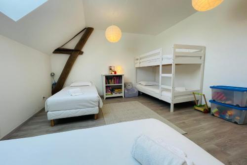 une chambre avec deux lits superposés et une échelle dans l'établissement 