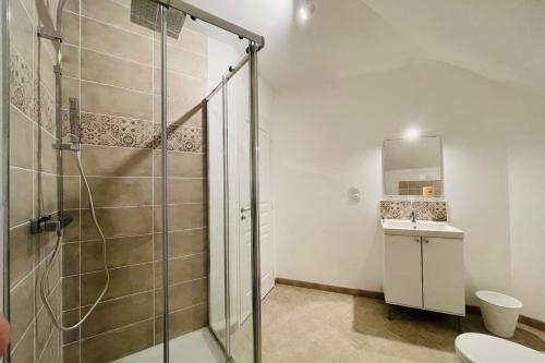 une salle de bain avec une douche, des toilettes et un lavabo dans l'établissement 