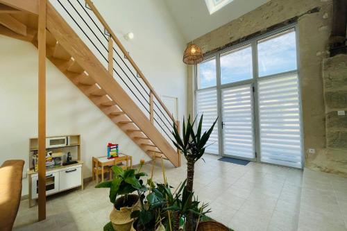 un salon avec un escalier et une grande fenêtre dans l'établissement 