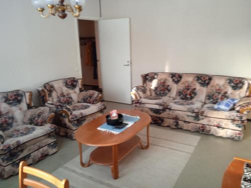 salon z 2 kanapami i stołem w obiekcie Merirauma Apartments w mieście Rauma