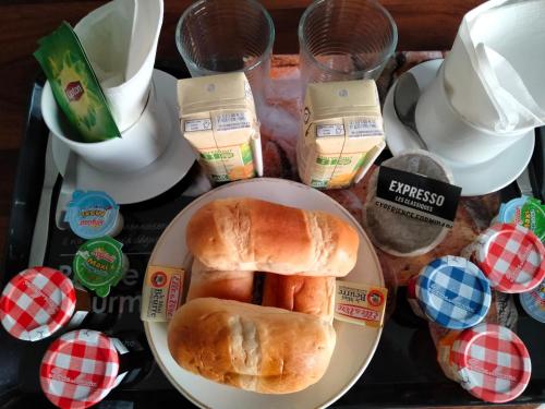 une table avec une plaque de buns et d'autres denrées alimentaires dans l'établissement Les Mimosas, à Saint-Vigor-le-Grand