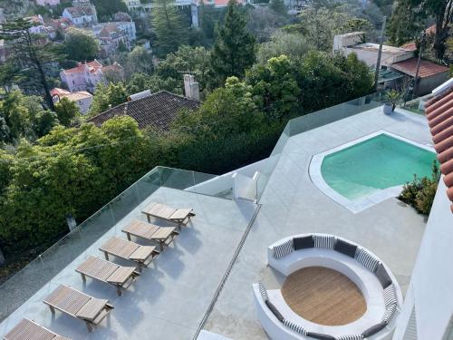 an overhead view of a swimming pool and lounge chairs at Cedros Nature House in Sintra
