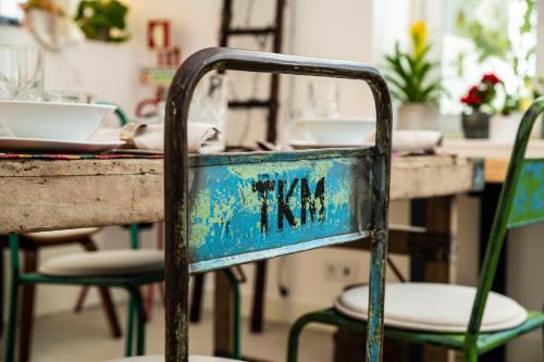 a blue chair sitting in front of a table at Cedros Nature House in Sintra
