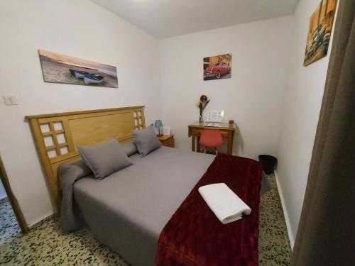 een kleine slaapkamer met een bed en een bureau bij Casa Rural Lunares y Salinera in Albanchez de Úbeda