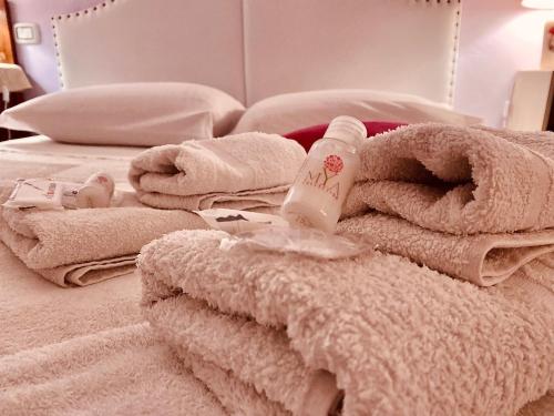 a pile of towels and towels on a bed at B&B Rifugio Angelina in Vietri sul Mare