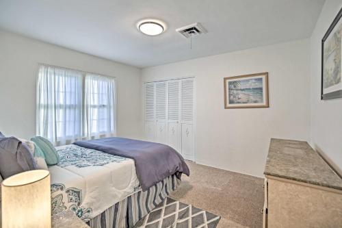 ラ・メサにあるQuaint La Mesa Home with Beautiful Sunsets!のベッドと窓のある寝室