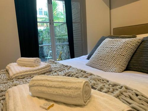 sypialnia z 2 ręcznikami na łóżku w obiekcie Luxury Fulham Flat with 5* touches nr River Thames w Londynie