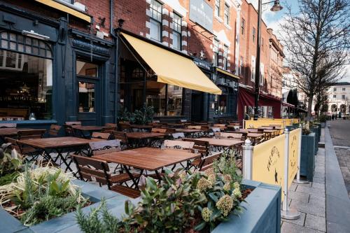 サウサンプトンにあるザ ホワイト スター タバーンの市の通りにテーブルと椅子が並ぶレストラン