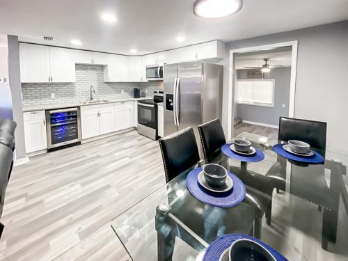 Kuchyňa alebo kuchynka v ubytovaní Sarasota Modern, Spacious, Comfy, Queen Beds, Backyard Rental