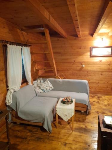 een kamer met 2 bedden en een tafel in een hut bij Drinska Tajna in Bajina Bašta