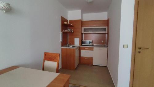 A kitchen or kitchenette at Апартамент Полюси 2