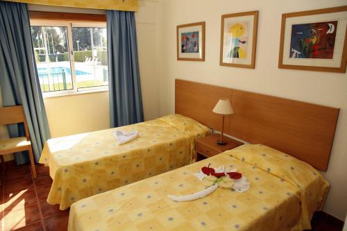 a hotel room with two beds and a window at Alagoa Azul in Altura
