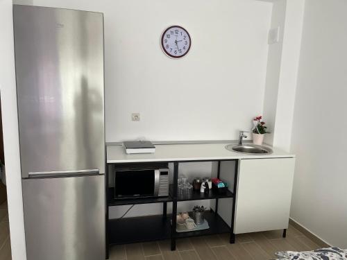 una cucina con bancone e frigorifero di Zeini - Garsoniera Constanta a Constanţa