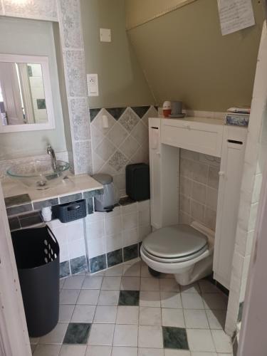 une salle de bain avec toilettes et lavabo dans l'établissement Les pieds dans l'eau, à Grimaud