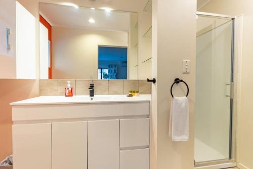 Et badeværelse på Skyline Elegance House with Spa -Seaview - Deck