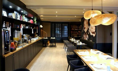 Ein Restaurant oder anderes Speiselokal in der Unterkunft Best Western Le Cheval Blanc -Centre- Vieux Port 