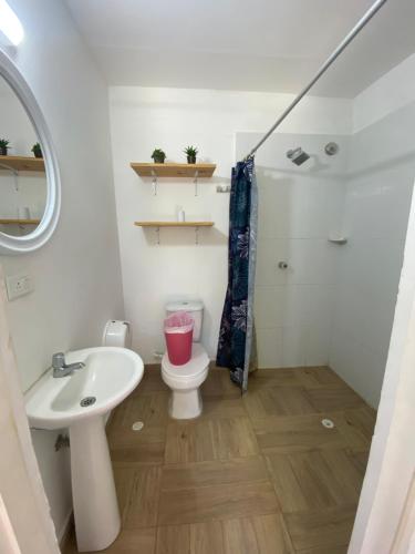a bathroom with a toilet and a sink at Hostal Palo Alto in San Andrés
