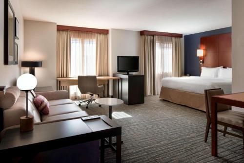 une chambre d'hôtel avec un lit et un salon dans l'établissement Sonesta ES Suites Scottsdale Paradise Valley, à Scottsdale