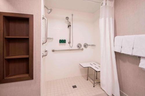 A bathroom at Sonesta ES Suites Scottsdale Paradise Valley