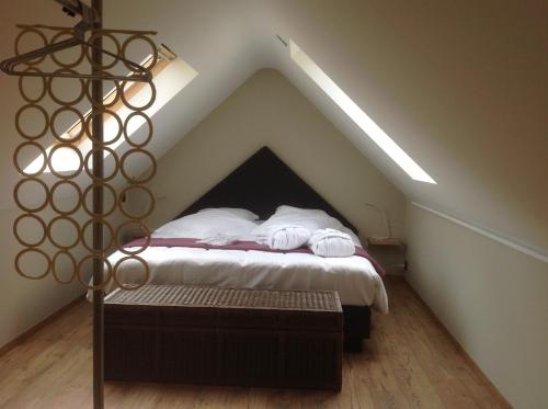 A bed or beds in a room at Trilogie Appartementen & Gasterij