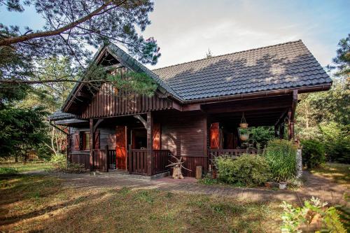 domek z bali z dachem gambrel w obiekcie Domek na Kaszubskiej z balią i kominkiem w mieście Skoszewo