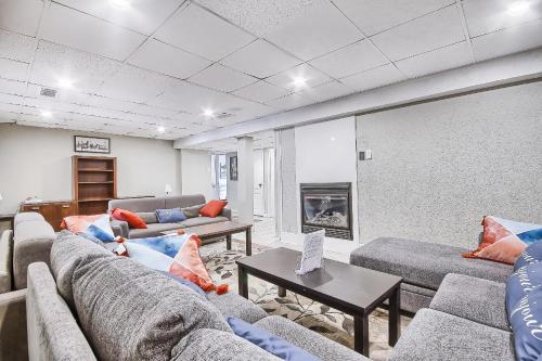 un soggiorno con divani e un camino di The Vacation Luxury Unpack, Relax, Enjoy a Toronto