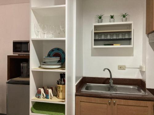 Dapur atau dapur kecil di Crosswinds Condo Standard Suite
