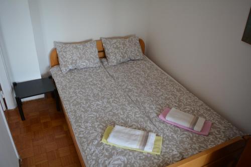 Кровать или кровати в номере Confluence Apartment