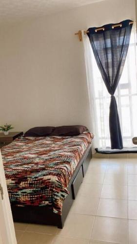 1 dormitorio con cama y ventana en Casa en Cancún, en Cancún