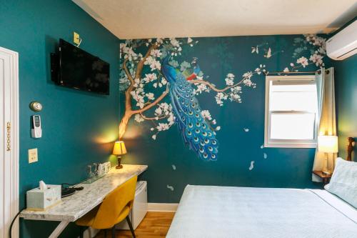 een slaapkamer met een bed en een blauwe muur bij Prince Street Suites in Charlottetown