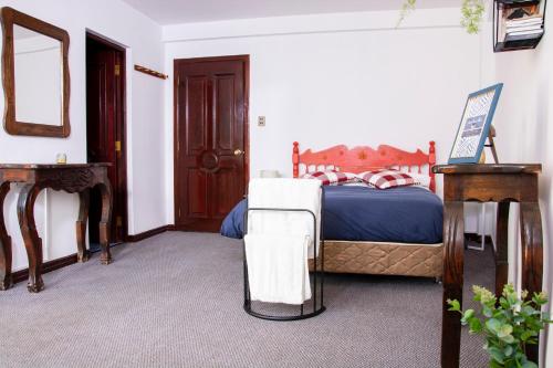 een slaapkamer met een bed en een spiegel bij Inca's Room in La Paz