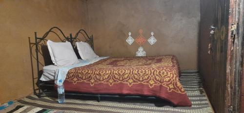 En eller flere senge i et værelse på Chegaga desert Trips camp