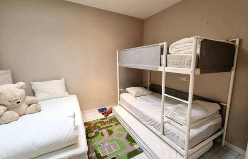 a small room with two bunk beds with a teddy bear at Familie appartement hartje Knokke met optie parking in Knokke-Heist