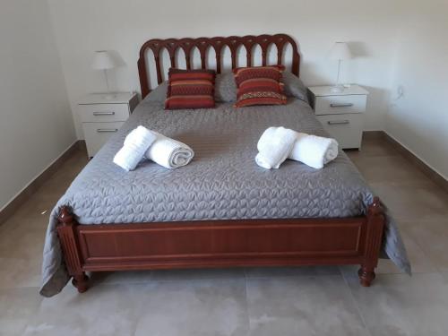 a bedroom with a bed with red pillows at Departamento Alem in Lincoln