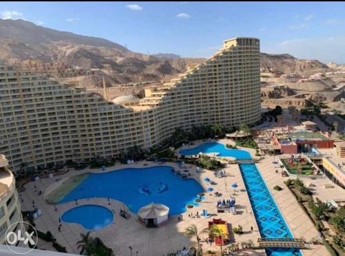 uma vista aérea de um hotel com duas piscinas em Porto sokhna Pyramids family only em El-Hafâyir