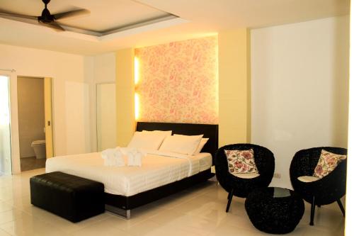 Tempat tidur dalam kamar di Surintra Boutique Resort