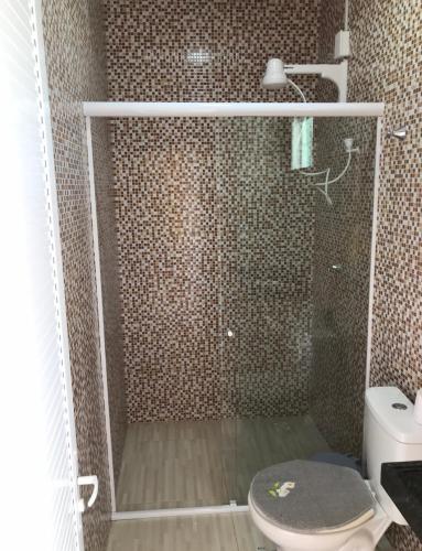 a bathroom with a shower with a toilet at Balneário Caratininga in Graça