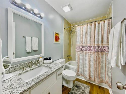 Un baño de NEW! Luxe Cottage with Big Backyard 10 Mi to Augusta