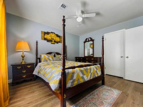 Schlafzimmer mit einem Bett und einem Deckenventilator in der Unterkunft NEW! Luxe Cottage with Big Backyard 10 Mi to Augusta in Evans