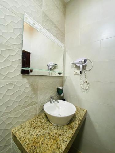 a bathroom with a sink and a mirror at NCG SUITE SAMANES in Guayaquil