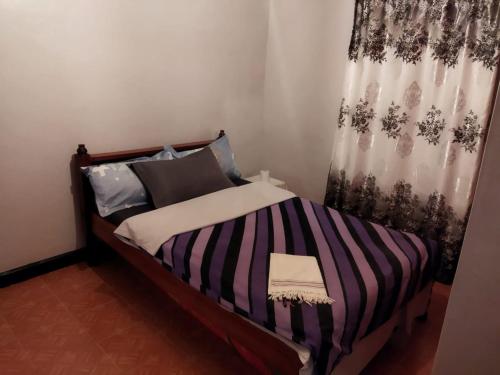 Un pat sau paturi într-o cameră la Half Acre Compound 1 Bedroom Residential Home