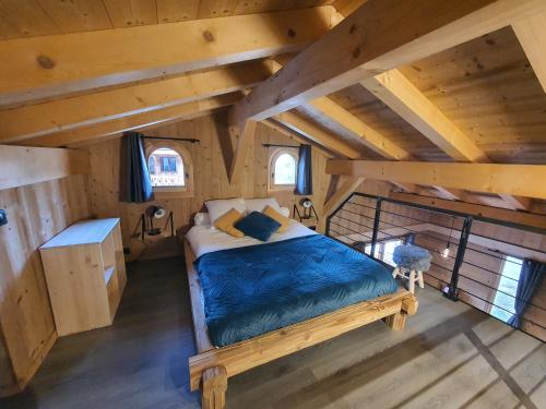 widok na sypialnię w małym domku w obiekcie Chalet cosy et moderne vue montagnes w mieście Seytroux