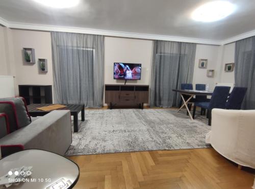 ein Wohnzimmer mit einem Sofa und einem Tisch in der Unterkunft Cozy apartment near the sea in Palaio Faliro in Athen