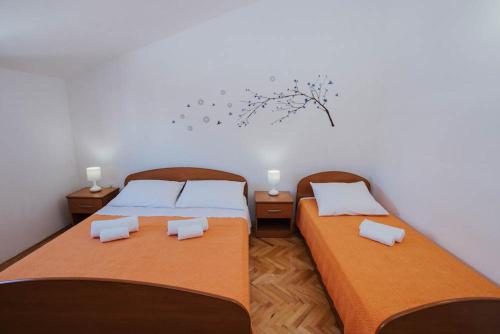 Un pat sau paturi într-o cameră la Apartman Relax 2