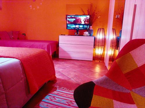 Televízia a/alebo spoločenská miestnosť v ubytovaní OrangeBalestrate