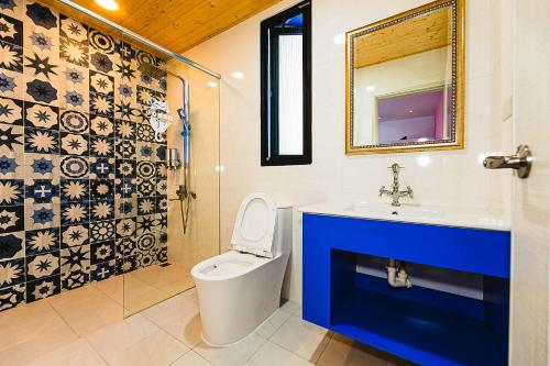 W łazience znajduje się toaleta, umywalka i lustro. w obiekcie 澎湖金宿喜民宿Penghu Comfy B&B w mieście Magong